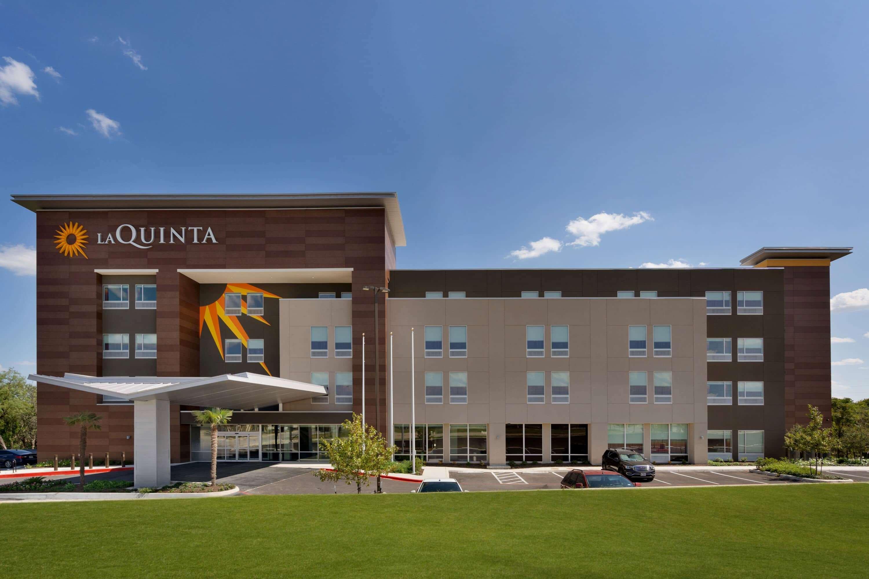 La Quinta Inn & Suites By Wyndham San Antonio Seaworld Lafb Exterior photo